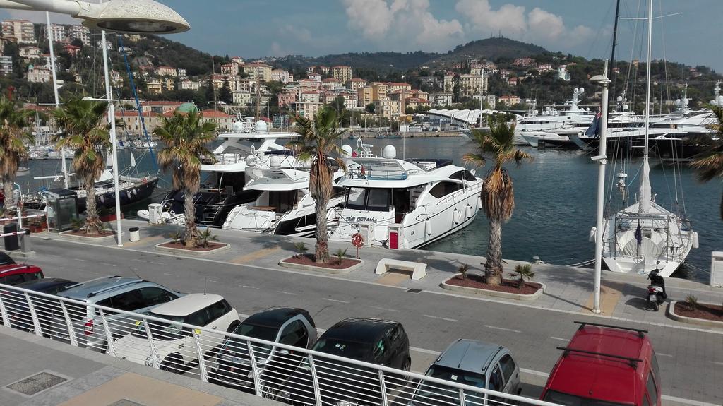 Case Vacanze Borgo Marina Империа Екстериор снимка
