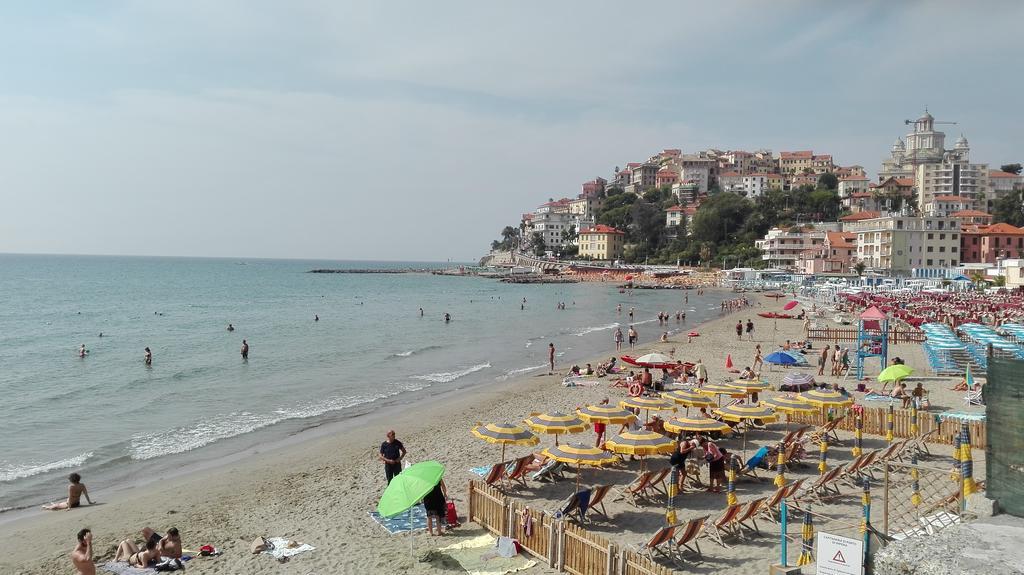 Case Vacanze Borgo Marina Империа Екстериор снимка