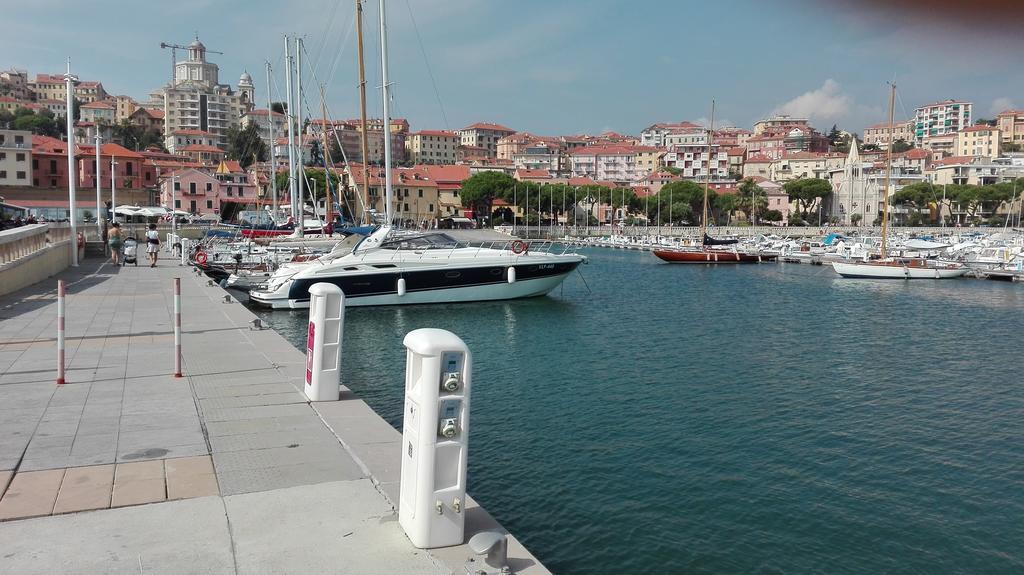 Case Vacanze Borgo Marina Империа Екстериор снимка