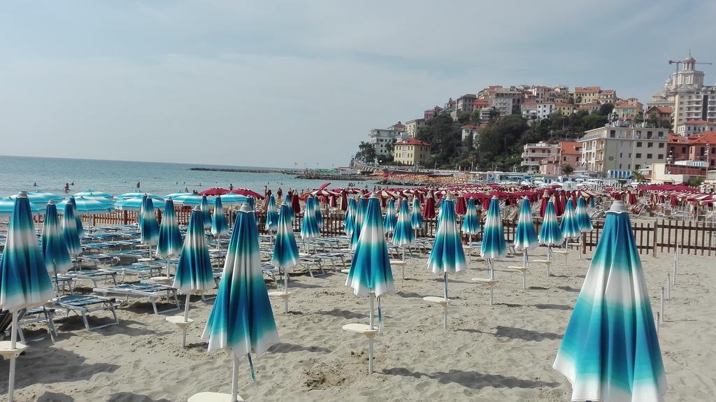 Case Vacanze Borgo Marina Империа Екстериор снимка