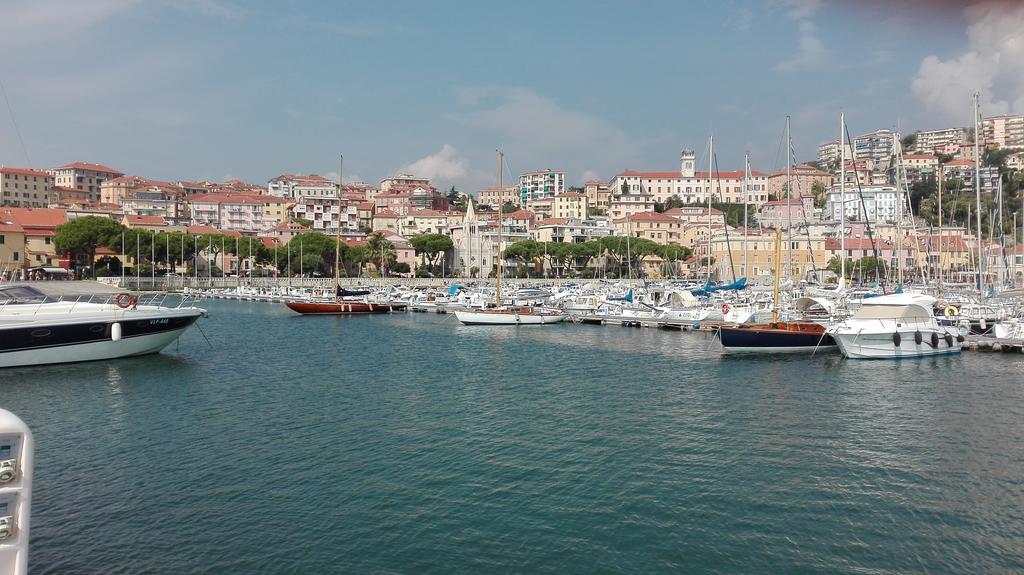 Case Vacanze Borgo Marina Империа Екстериор снимка