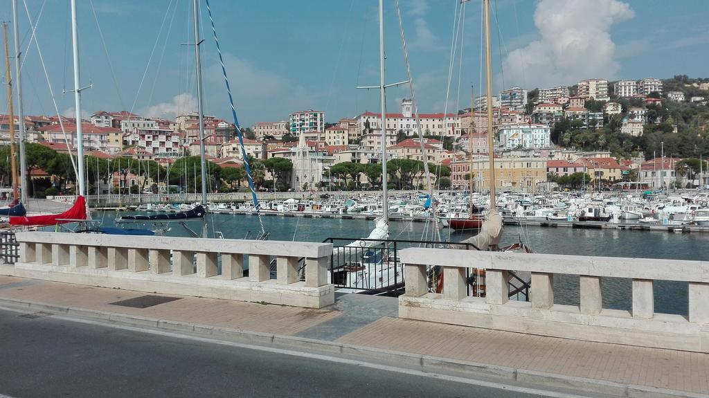 Case Vacanze Borgo Marina Империа Екстериор снимка